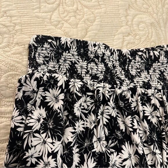 Stretch waist black and white floral shorts, loose flowy fit, super comfy! XL - Picture 2 of 6